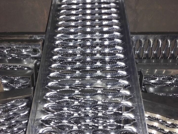 鳄鱼嘴防滑板 - 河北强佑金属制品有限公司图片2