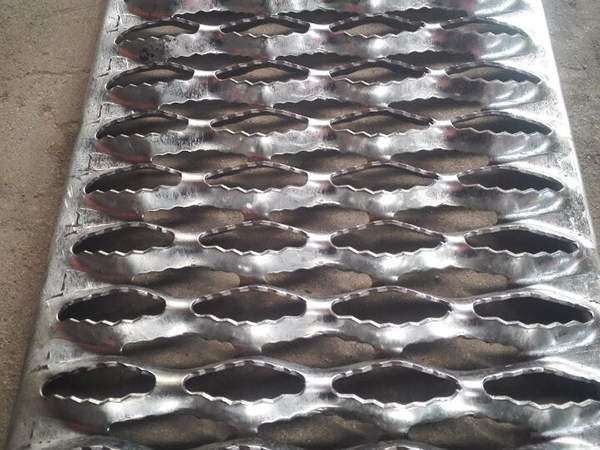 鳄鱼嘴防滑板 - 河北强佑金属制品有限公司图片3